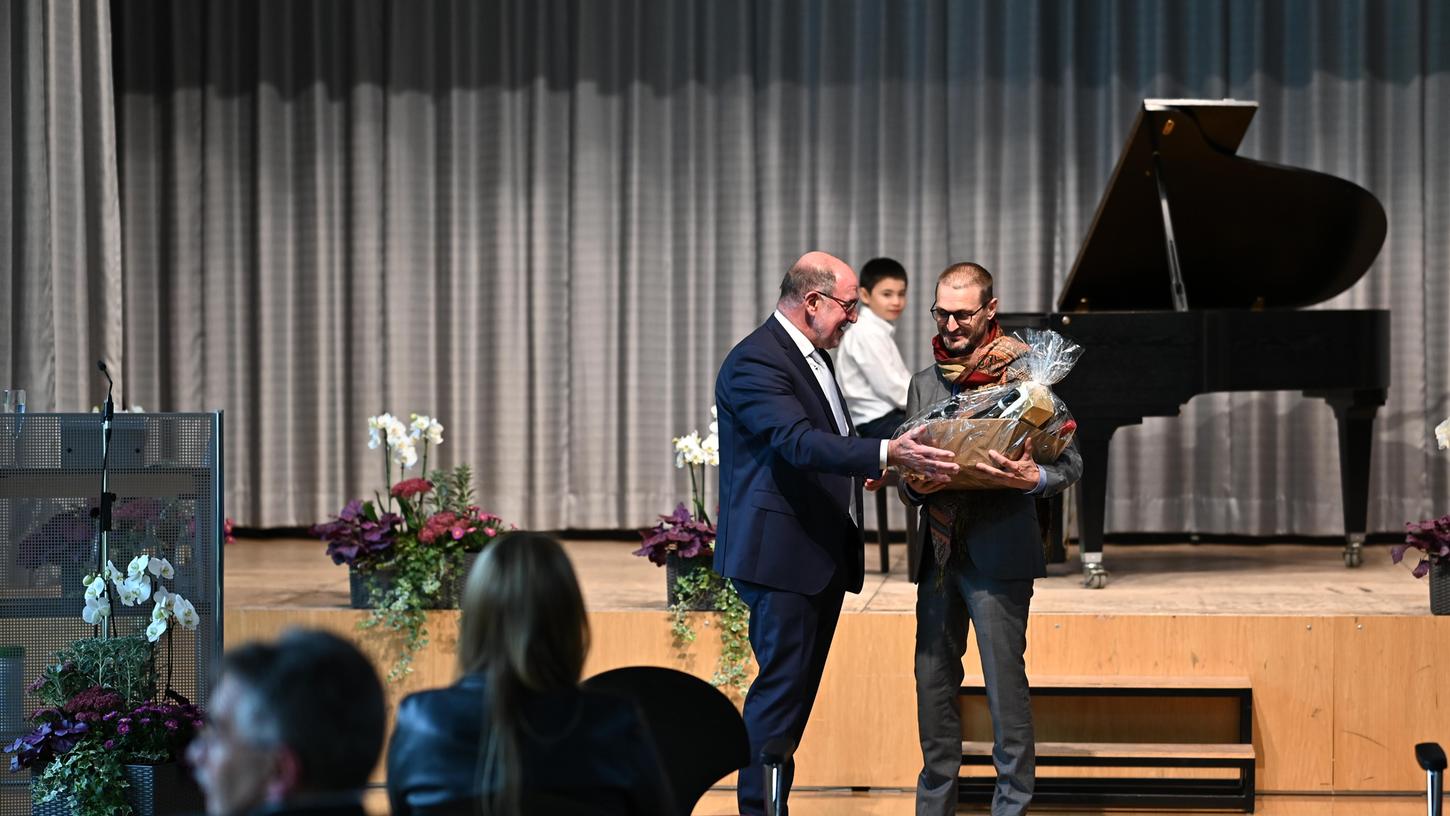 Landrat Willibald Gailler überreichte zum Abschied einen Geschenkkorb.