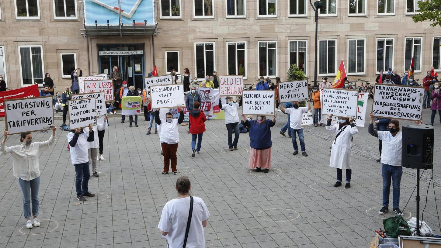 Etwa 100 Demonstranten machten ihrem Ärger vor dem bayerischen Gesundheitsministerium Luft. Den Respektsbezeugungen aus der Zeit des Lockdowns müssten nun endlich Taten folgen, lautete ihre zentrale Forderung.