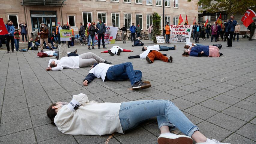 Etwa ein Dutzend Protestierende legte sich während der Demo auf den Boden, um das darniederliegende Gesundheitssystem darzustellen.