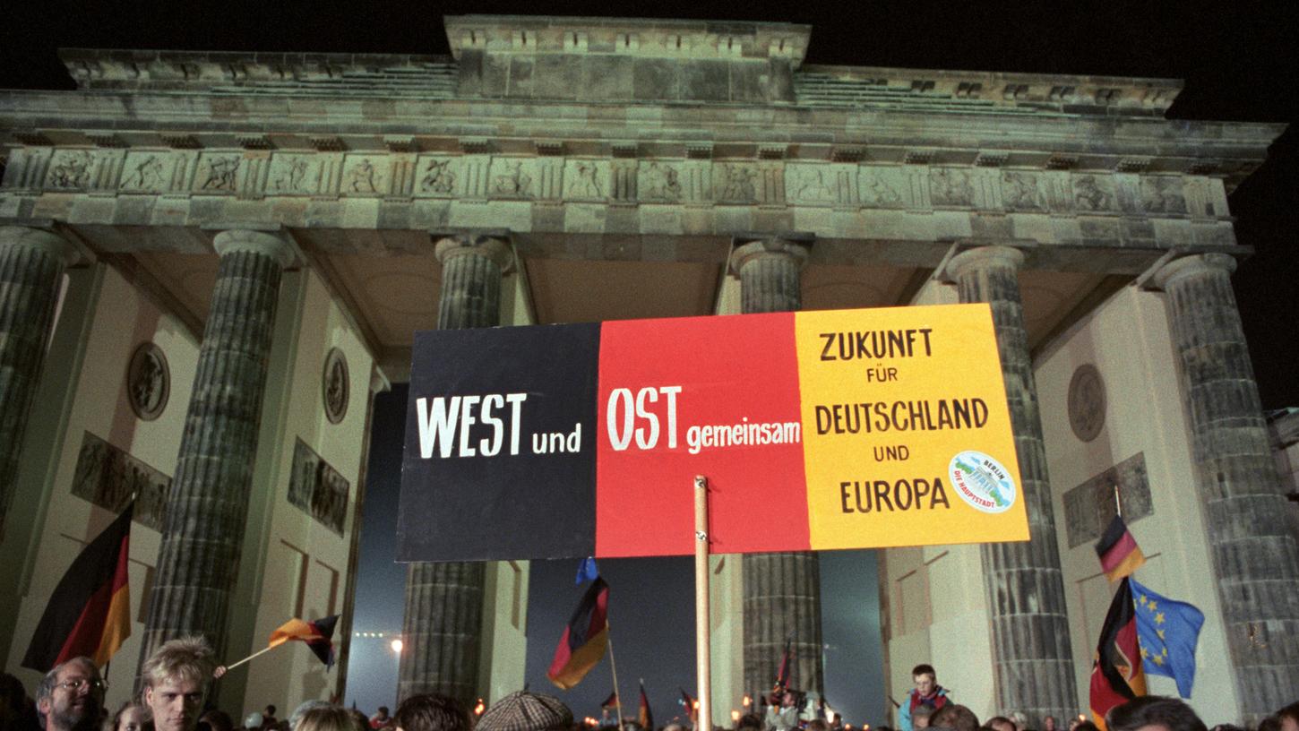 1990 war die Stimmung gut: Rund eine Million Menschen feierten die wiedergewonnene deutsche Einheit - hier mit einem Transparent "West und Ost - Zukunft für Deutschland und Europa" vor dem Brandenburger Tor. 1990 war die Stimmung gut: Rund eine Million Menschen feierten die wiedergewonnene deutsche Einheit - hier mit einem Transparent "West und Ost - Zukunft für Deutschland und Europa" vor dem Brandenburger Tor.