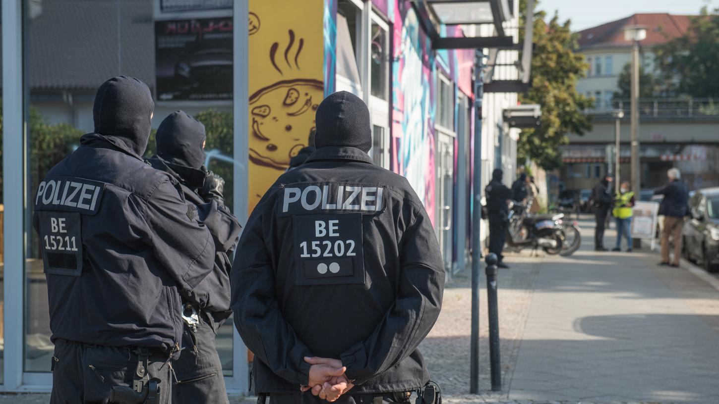 Die Berliner Polizei bei einer Razzia. Chats offenbaren nun eine rechte Gesinnung mancher Beamter.