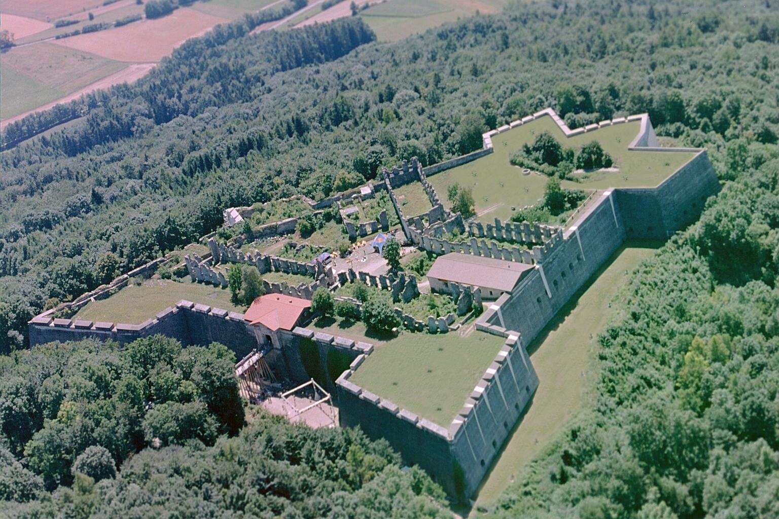 Die Festung Rothenberg entstand etwa im Jahre 1750 auf einer älteren und kleineren Burg aus dem 13. Jahrhundert. Sie liegt auf dem gleichnamigen Rothenberg, über dem Markt Schnaittach. Die Barockfestung wurde nach Französischem Vorbild als Bastion errichtet und war die letzte Rokokofestung in Europa. Im Jahre 1806, als Franken an Bayern angeliedert wurde, war die strategische Bedeutung dahin und die Festung wurde ein gefürchtetes Gefängnis. Aus Kostengründen wurde sie um 1840 auf Anweisung des Bayerischen Königs Ludwig I aufgelassen und ist bis heute eine Ruine, deren Besuch aber immer noch sehr lohnt. Weitere Informationen finden Sie hier.