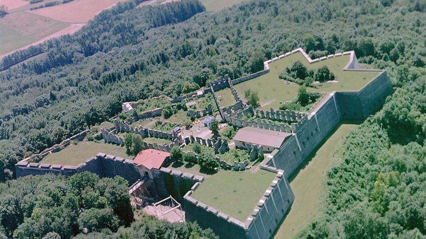Die Festung Rothenberg entstand etwa im Jahre 1750 auf einer älteren und kleineren Burg aus dem 13. Jahrhundert. Sie liegt auf dem gleichnamigen Rothenberg, über dem Markt Schnaittach. Die Barockfestung wurde nach Französischem Vorbild als Bastion errichtet und war die letzte Rokokofestung in Europa. Im Jahre 1806, als Franken an Bayern angeliedert wurde, war die strategische Bedeutung dahin und die Festung wurde ein gefürchtetes Gefängnis. Aus Kostengründen wurde sie um 1840 auf Anweisung des Bayerischen Königs Ludwig I aufgelassen und ist bis heute eine Ruine, deren Besuch aber immer noch sehr lohnt. Weitere Informationen finden Sie hier.