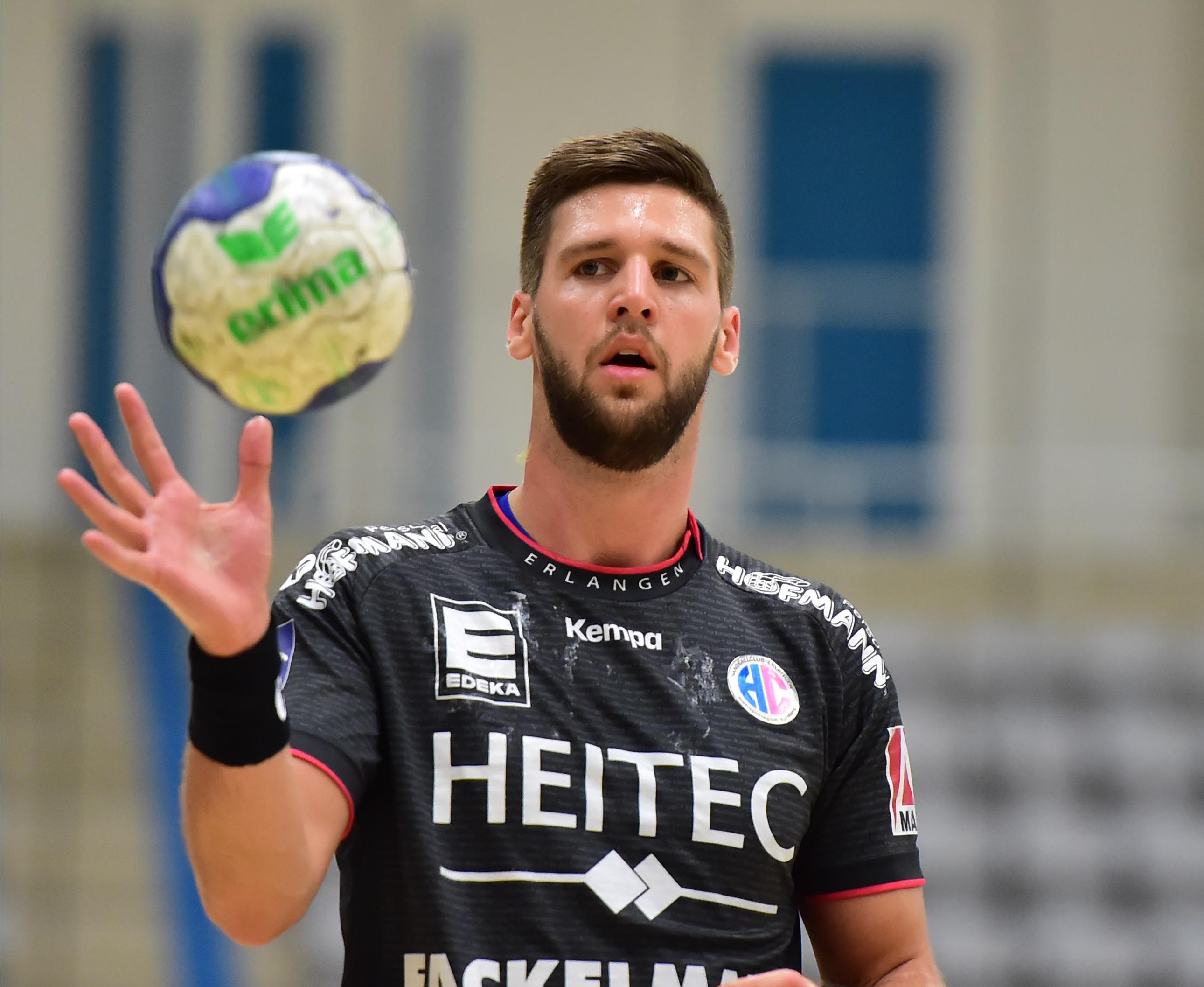 "Er ist ein Künstler, hat immer viele Ideen. Er kann werfen, hat ein gutes Auge für die Mitspieler, geht in die Zweikämpfe. Er ist der Mann für die besonderen Momente."