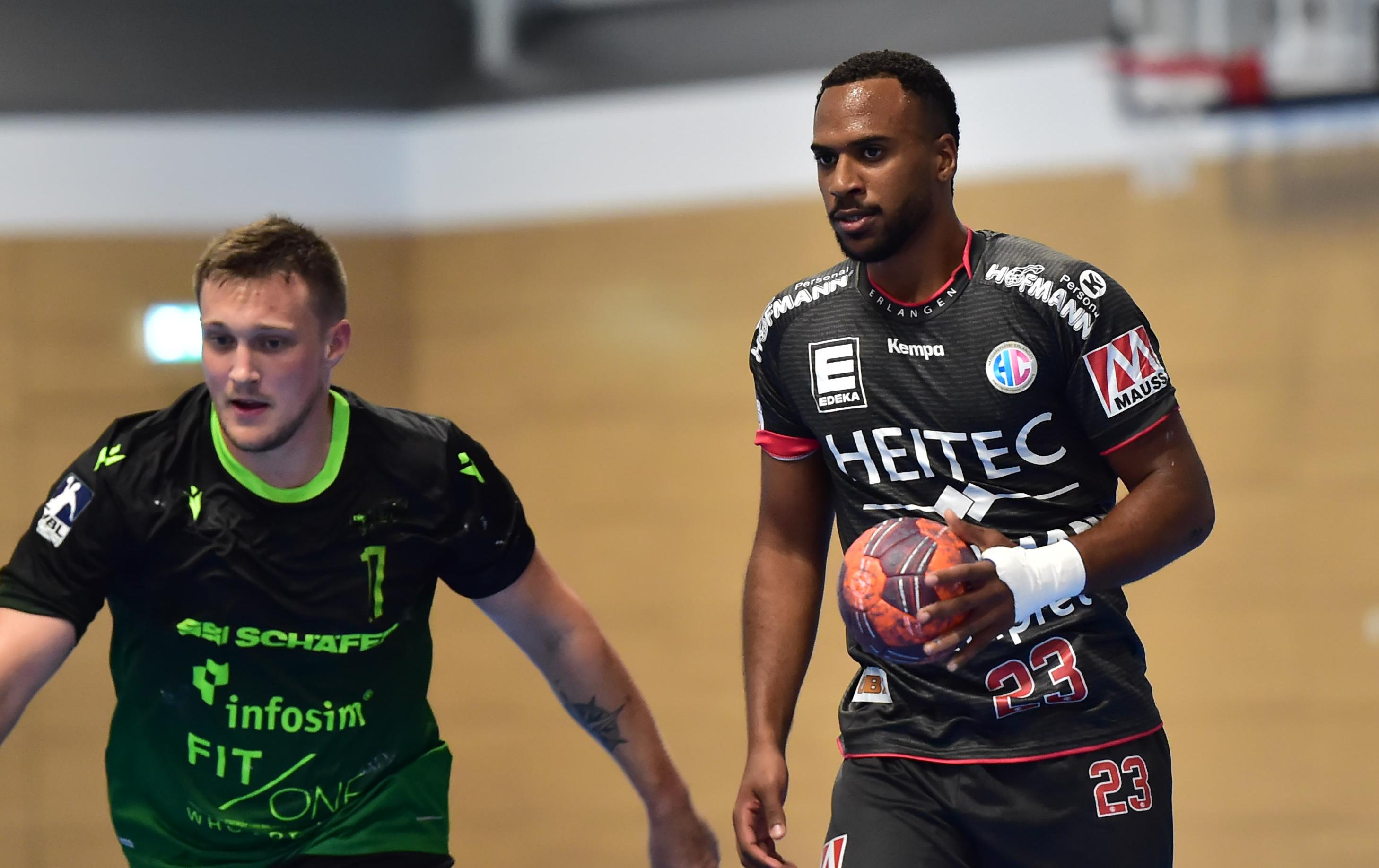 "Er ist ein Riesen-Talent und soll erst einmal der U23 helfen, aber er hat schon gezeigt, dass er uns auch in der Bundesliga helfen kann. Er wird weiter gefördert und muss sich einfach noch ein bisschen an das Tempo und die Körperlichkeit bei den Männern gewöhnen. Im Training zeigt er schon, dass er Kollegen regelmäßig nass machen kann."