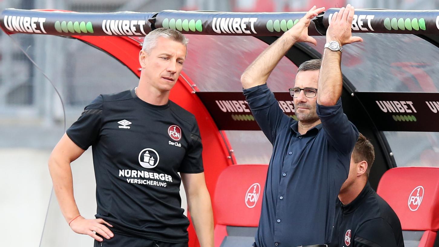 Sie haben das Trikot signiert, das nun für einen guten Zweck versteigert wird: Marek Mintal (li.) und Michael Wiesinger vom 1. FC Nürnberg.