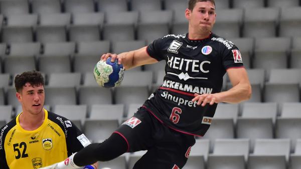 "Max ist fast wie ein Gegenpol zu Christopher Bissel, er ist ein eher ruhiger Typ. Er erledigt seinen Job aber mit einer wahnsinnigen Zuverlässigkeit. Die beiden machen Spaß und pushen sich gegenseitig auf ihrer Position. Natürlich macht er wie jeder junge Spieler noch Fehler, aber ich habe überhaupt keine Bedenken, ihn in der Bundesliga spielen zu lassen."