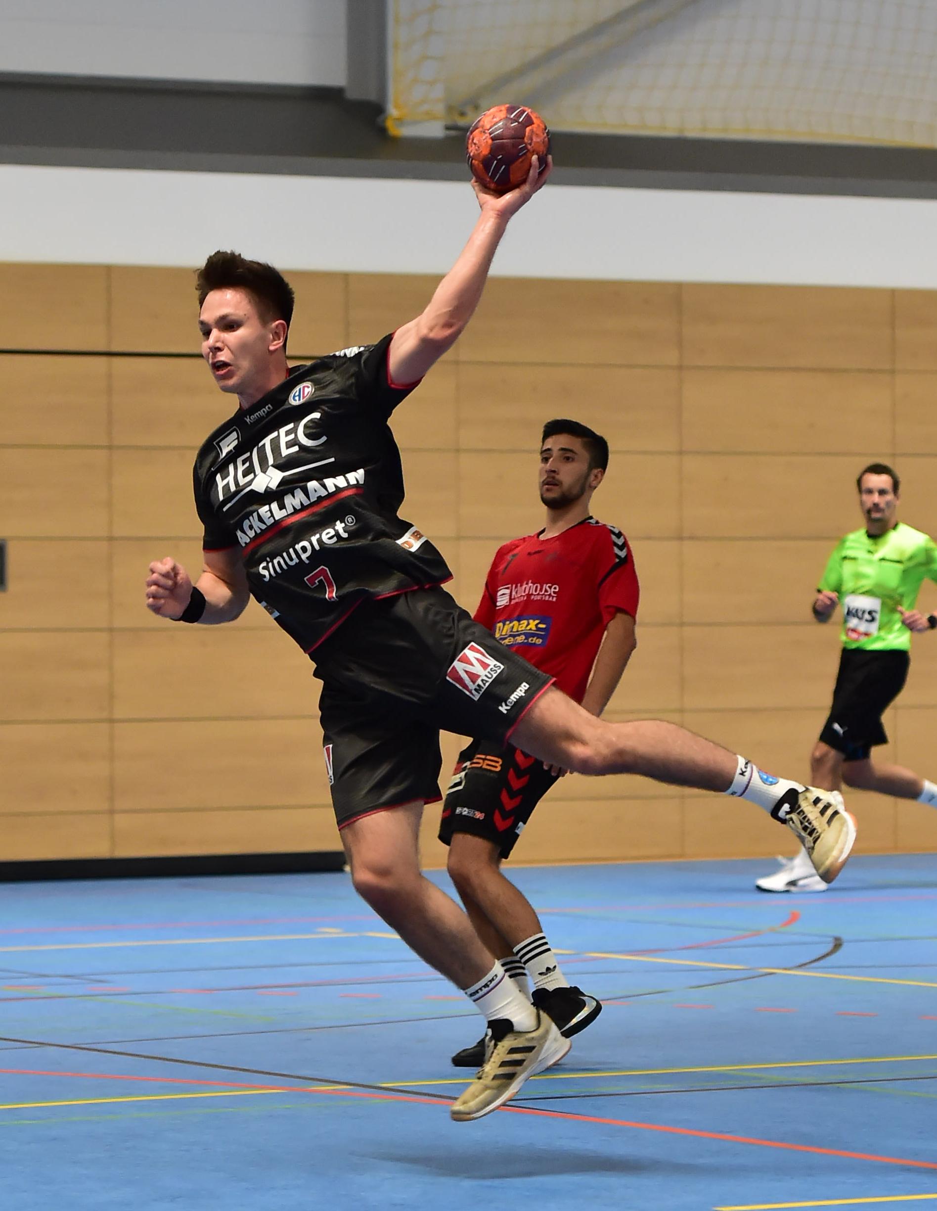 "Ich bin ihm sehr dankbar, weil er ausgeholfen hat, als es bei uns eng war auf der Position in der Vorbereitung. Er hat alle Strapazen mitgemacht, hat viel trainiert. Er hat das sehr gut gemacht und hat sich nochmal extrem weiterentwickelt im Vergleich zur letzten Saison. Durch die Nachverpflichtung steht aber auch er erst einmal nur auf Abruf in der U23."