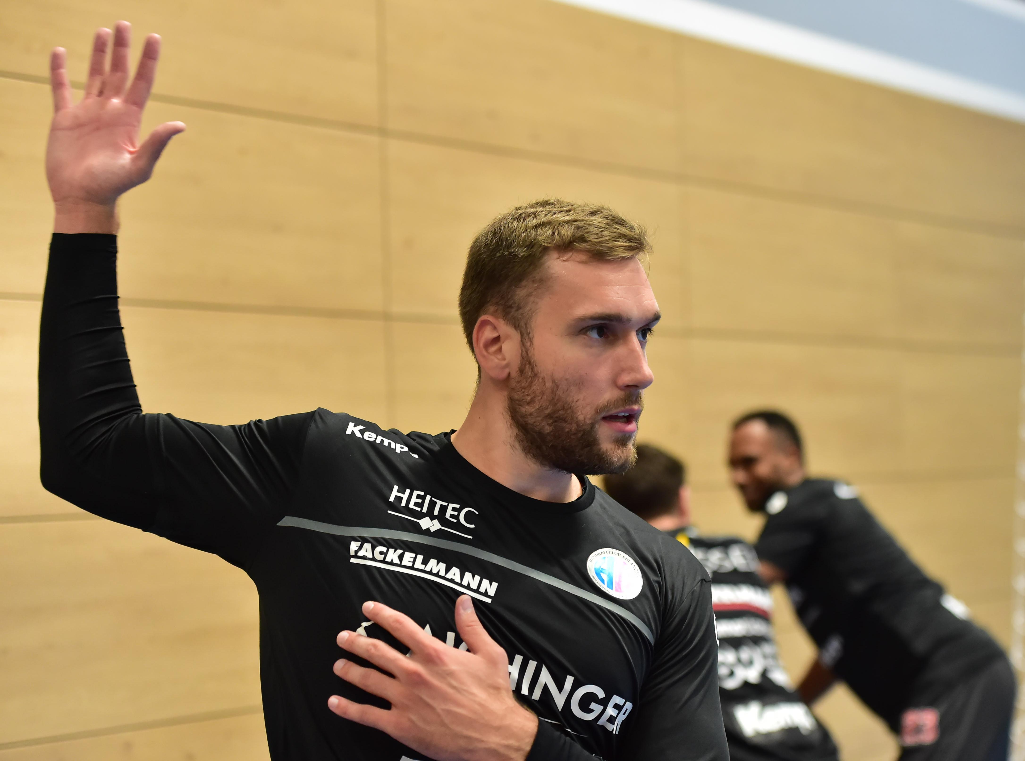 "Er ist ein ruhiger aber humorvoller Typ und einfach da, um Bälle zu halten. Er setzt sich extrem mit dem Gegner und sich selbst auseinander. Er soll der Deckung das Gefühl geben, dass sie nicht alles verhindern müssen. Er steht nicht umsonst auf der Wunschliste von vielen Top-Klubs und sind sehr froh, dass er sich für uns entschieden hat."