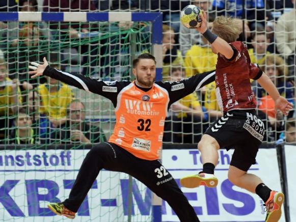 "Er tut mir ein bisschen leid, weil wir neben ihm zwei weitere neue Torhüter haben, denen ich in der Vorbereitung Einsatzzeit geben wollte. Wenn er bei uns mit dabei war, hat er aber "leider" echt gut performt. Er soll nun erst einmal der U23 helfen, aber er kann sich berechtigte Hoffnung machen, irgendwann einen Schritt weiterzukommen."