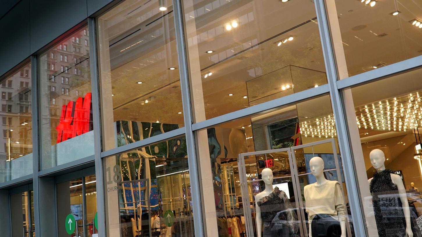Aktuell sind noch 166 von insgesamt 5000 H&M-Filialen infolge der Corona-Krise geschlossen. Im kommenden Jahr sollen rund 250 Geschäfte dauerhaft dichtgemacht werden.
Aktuell sind noch 166 von insgesamt 5000 H&M-Filialen infolge der Corona-Krise geschlossen. Im kommenden Jahr sollen rund 250 Geschäfte dauerhaft dichtgemacht werden.