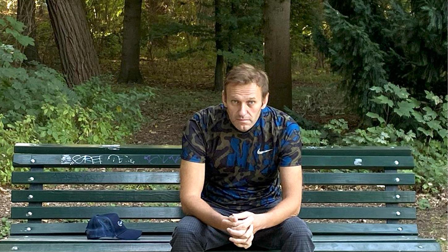 Auf einer Parkbank in Berlin: Kreml-Gegner Alexej Nawalny am 23. September, einen Monat nach dem Anschlag auf ihn.