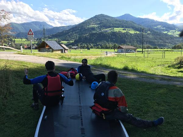 SUP aus dem Wasser ziehen, darauf ausruhen und die Aussicht auf die Berge genießen - Diese Ruhemomente sind die Highlights entlang der Tour.
SUP aus dem Wasser ziehen, darauf ausruhen und die Aussicht auf die Berge genießen - Diese Ruhemomente sind die Highlights entlang der Tour.