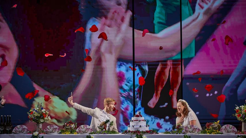 Bei der Hochzeit zwischen Orfeo (Martin Platz) und Euridice (Julia Grüter) leuchtet die Welt in Jens-Daniel Herzogs Inszenieurung von "L'Orfeo" in den buntesten Farben.