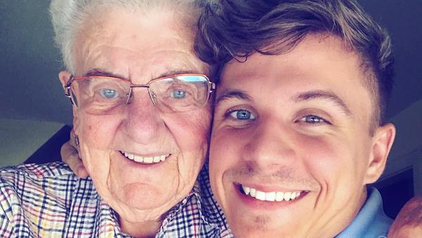 Der Steiner Christian Krömer ist für seinen Instagram-Kanal bekannt, für den er gemeinsam mit seiner Oma Lisbeth posiert. 2020 schaffte er es bei der Show "Ninja Warrior Germany" (RTL) ins Halbfinale.