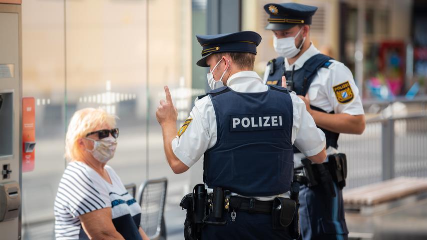 Wer sich nicht an die Ausgangssperre in ganz Bayern hält, muss mit einem Bußgeld von 500 Euro rechnen. Die Polizei kontrolliert derzeit verstärkt.
