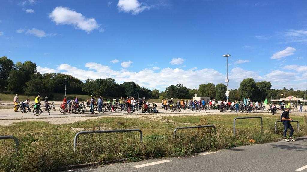 Viele Radler trafen sich am Volksfestplatz.