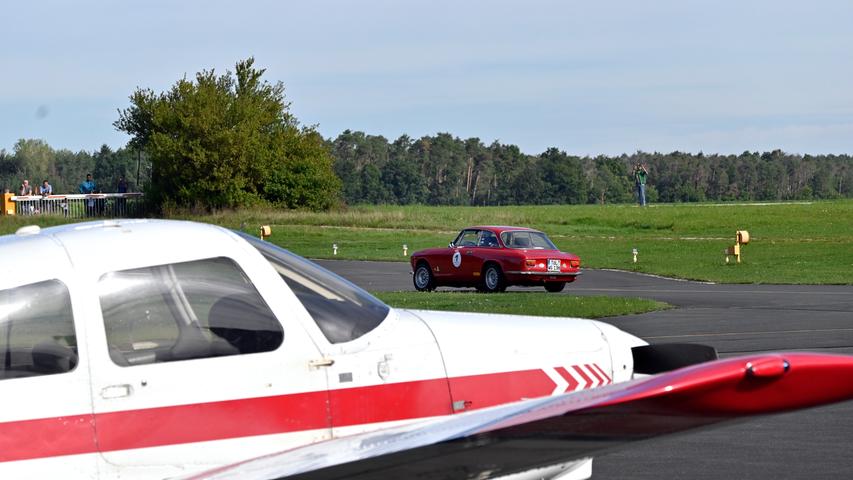 Für Oldtimer-Liebhaber: Historische Autos auf dem Flugplatz