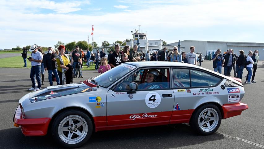 Für Oldtimer-Liebhaber: Historische Autos auf dem Flugplatz