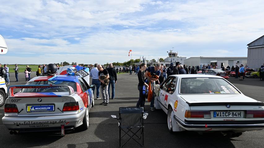 Für Oldtimer-Liebhaber: Historische Autos auf dem Flugplatz