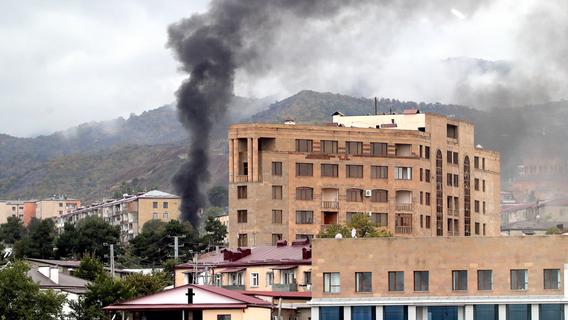 Eine Rauchwolke steht über einem Gebäude in Stepanakert, der Hauptstadt Berg-Karabachs: Das aserbaidschanische Militär hat dort mehrere Ziele mit Raketen beschossen.