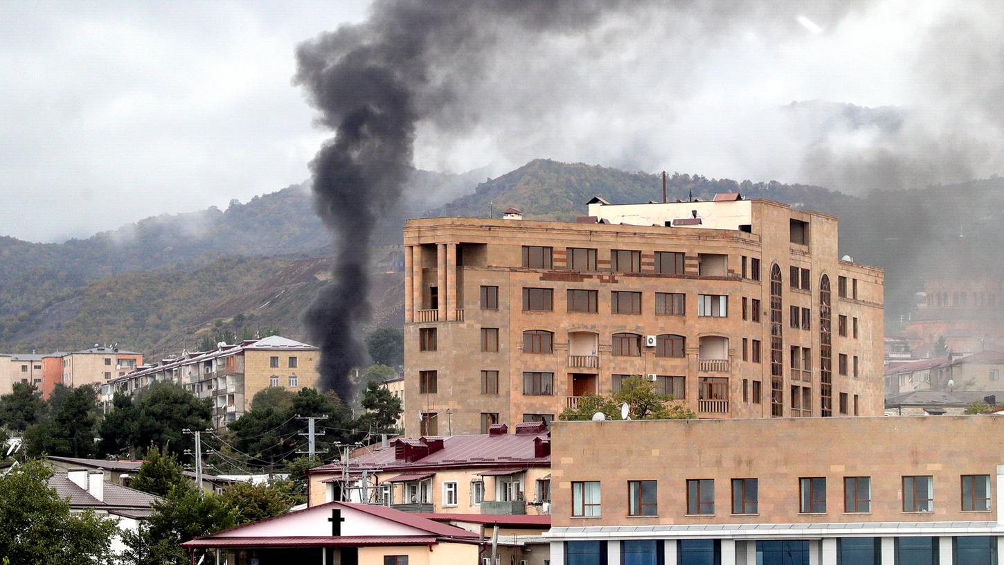 Eine Rauchwolke steht über einem Gebäude in Stepanakert, der Hauptstadt Berg-Karabachs: Das aserbaidschanische Militär soll dort mehrere Ziele mit Raketen beschossen haben.