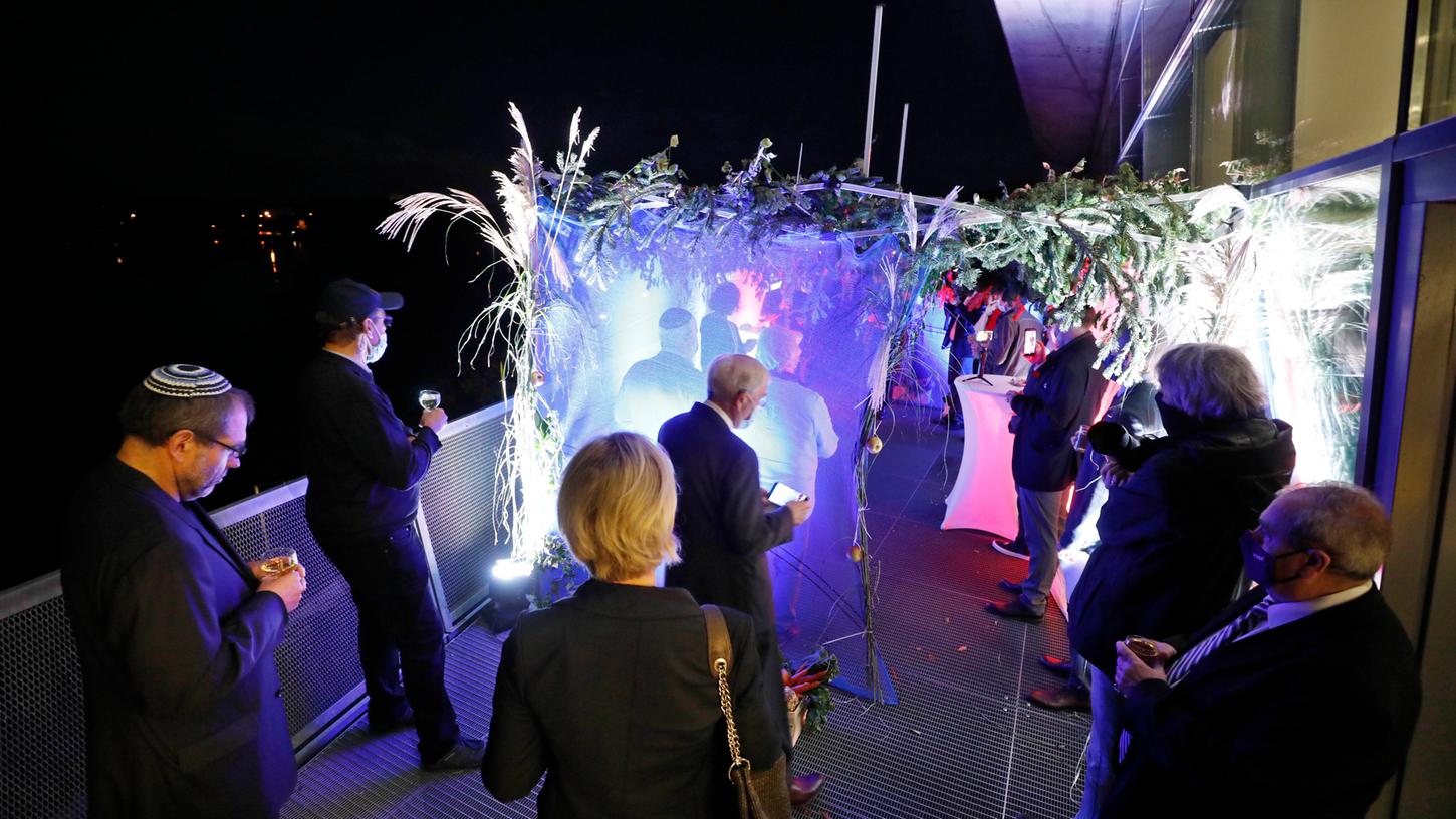 Leuchtet in blau, weiß und rot: Die Laubhütte auf der Terrasse des Studienforums in der obersten Etage des Doku-Zentrums an der NS-Kongresshalle.