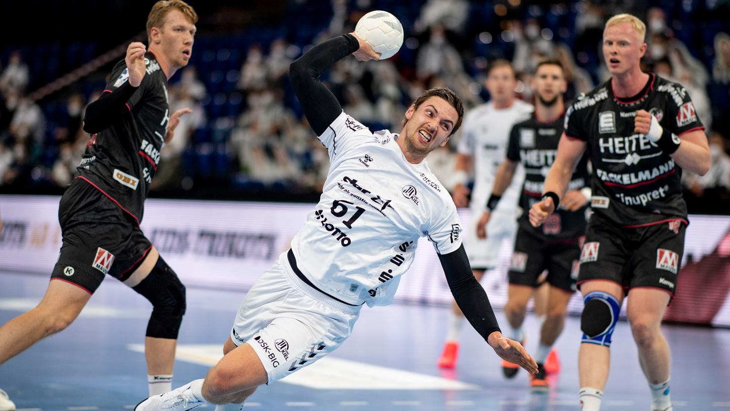 Gegen Hendrik Pekeler und Rekordmeister THW Kiel muss der HC Erlangen zum Saisonauftakt eine 30:36-Niederlage hinnehmen. Gegen Hendrik Pekeler und Rekordmeister THW Kiel muss der HC Erlangen zum Saisonauftakt eine 30:36-Niederlage hinnehmen.