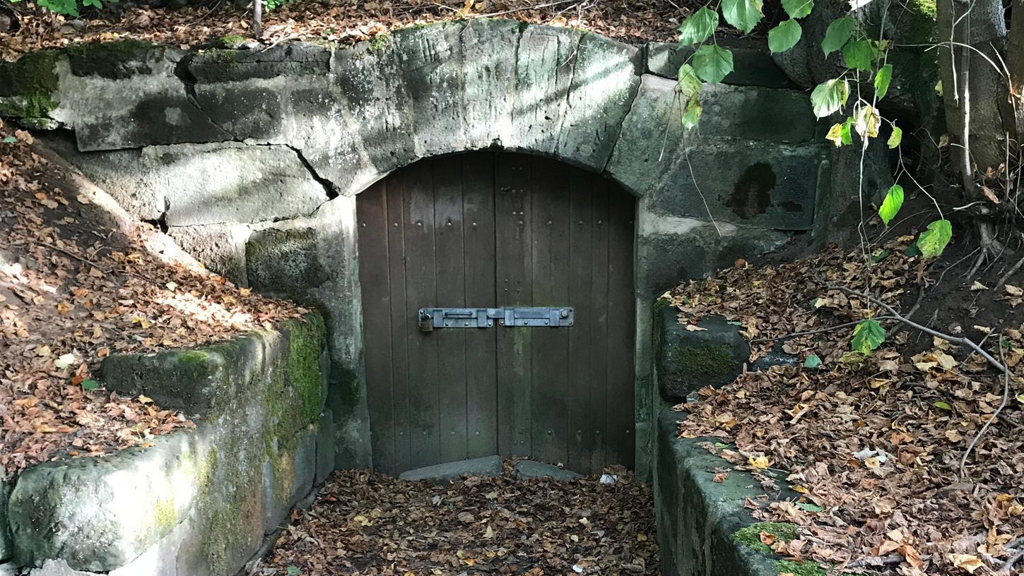 Wer hätte es gewusst? Diese Tür findet sich im Forchheimer Kellerwald.