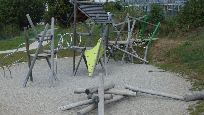 Am neuen Spielplatz an der Grundschule Süd in Gunzenhausen warten auf die Kinder viele Spielgeräte. 