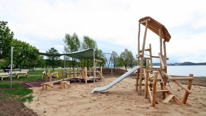 Während der Corona-Pandemie wurde der Spielplatz in Enderdorf am See neu gestaltet. Er lockt unter anderem mit einer eigenen Sandbaustelle.