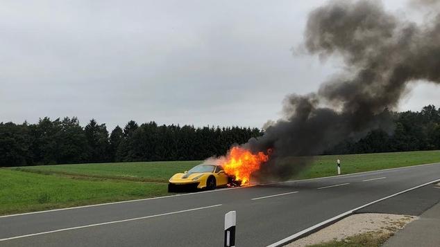 Der Mann konnte sein Fahrzeug gerade noch am Straßenrand abstellen, als der Sportwagen auch schon in Flammen aufging. Der Mann konnte sein Fahrzeug gerade noch am Straßenrand abstellen, als der Sportwagen auch schon in Flammen aufging.