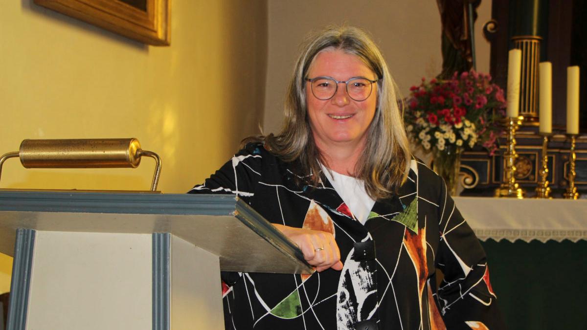 Beate Krauß in der Oberferriedener Marienkirche an der Kanzel vor dem Altar – einer ihrer Arbeitsplätze seit rund einem Monat. Beate Krauß in der Oberferriedener Marienkirche an der Kanzel vor dem Altar – einer ihrer Arbeitsplätze seit rund einem Monat.