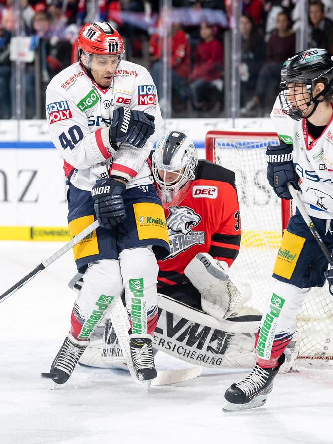 Ein Nürnberger in Nürnberg: Lukas Reichel (rechts) ist vor 18 Jahren in Nürnberg geboren worden, als Spieler der Eisbären Berlin ist er zurückgekehrt. 