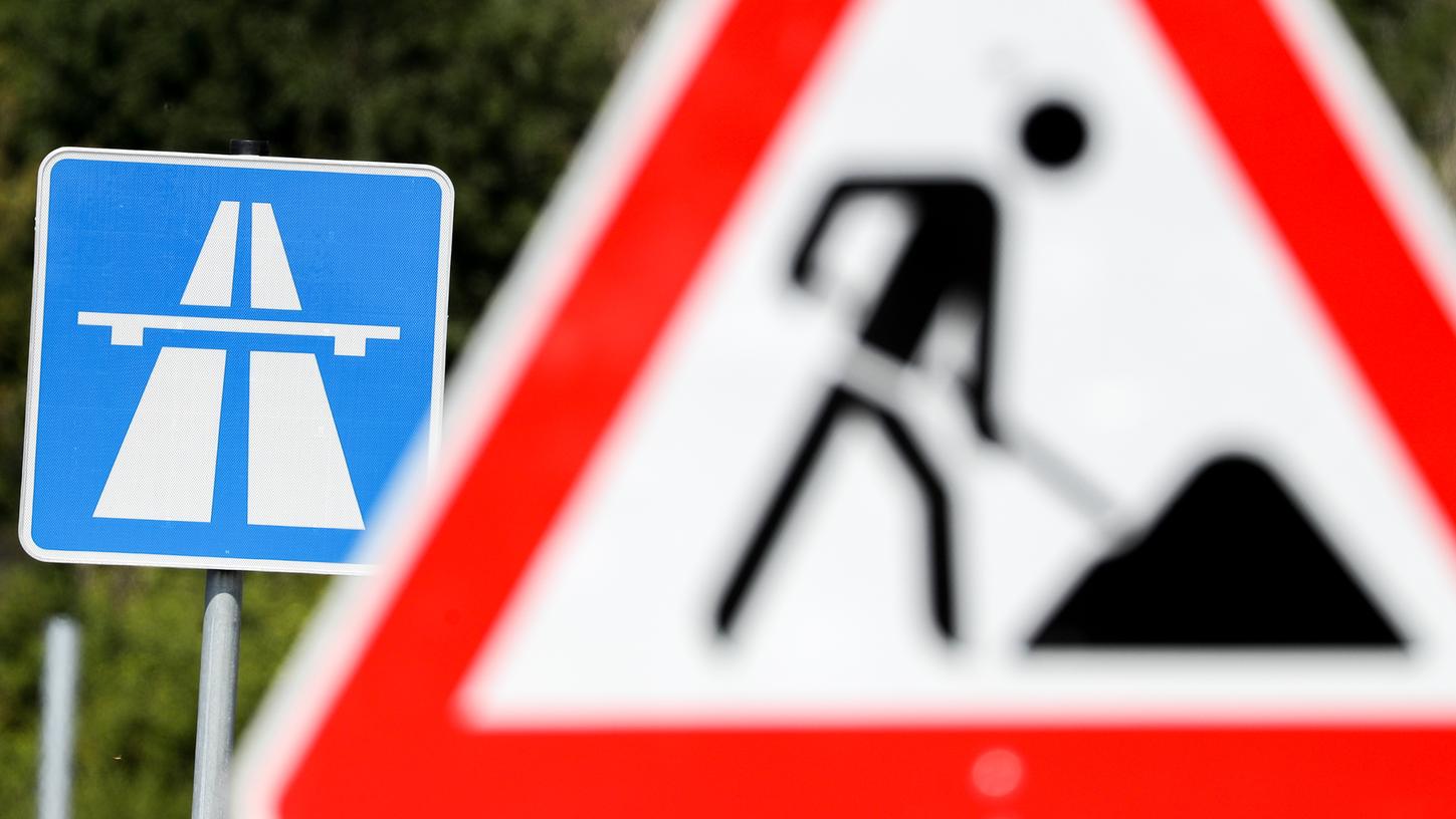Baustellenschilder werden Pendler und Reisende im Jahr 2022 häufig sehen auf Frankens Autobahnen. Vor allem auf A3 und A6 wird jede Menge gebaut.
Baustellenschilder werden Pendler und Reisende im Jahr 2022 häufig sehen auf Frankens Autobahnen. Vor allem auf A3 und A6 wird jede Menge gebaut.