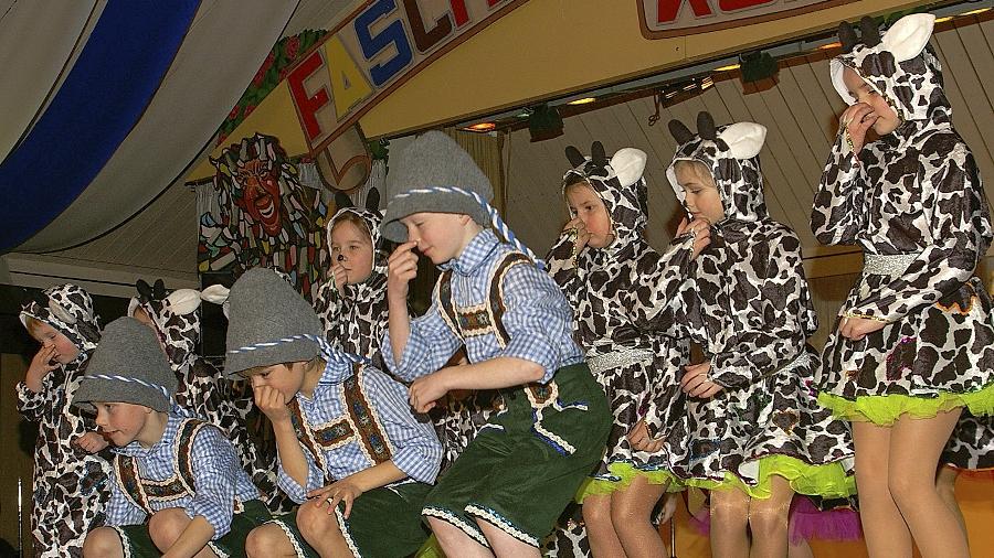Karneval mit Bauern, Kühen und Holzwürmern