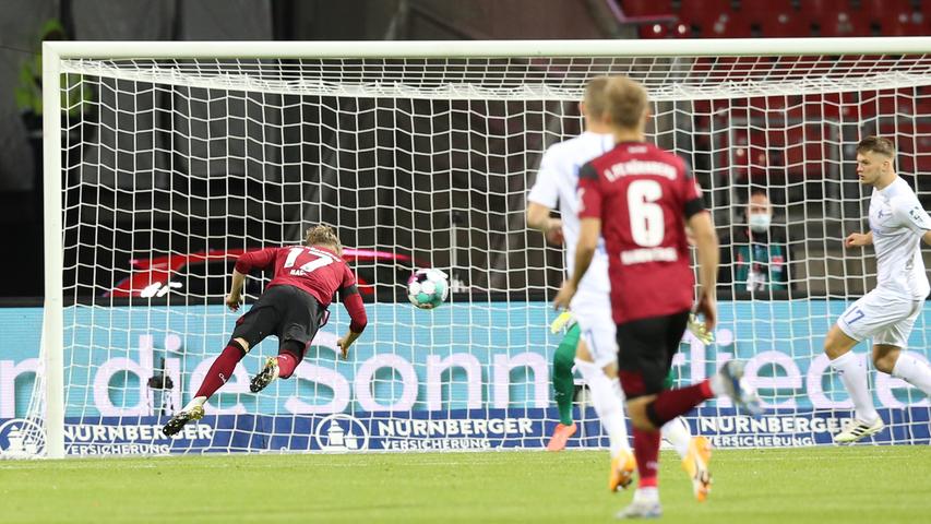 Weitere Glücksmomente? Gibt's! Obwohl der Club gegen Darmstadt trotz zweimaliger Führung mit 2:3 verliert, findet sich das Spiel - oder besser gesagt: eine Szene des Spiels - in diesem Rückblick wieder. Es läuft die dritte Minute, als der über rechts sprintende Felix Lohkemper eine fantastisch maßgeschneiderte Flanke in den Strafraum zieht. Und Robin Hack? Der setzt wie Vornamensvetter Robin van Persie auf Höhe des Elfmeterpunkts zum Hechtsprung an und setzt das Leder per exzellentem Flugkopfball präzise und wuchtig ins lange Eck. Zum Sieg verhilft der Badauz-Treffer dem Club nicht, einer der schönsten in diesem Jahr ist er dennoch.
Weitere Glücksmomente? Gibt's! Obwohl der Club gegen Darmstadt trotz zweimaliger Führung mit 2:3 verliert, findet sich das Spiel - oder besser gesagt: eine Szene des Spiels - in diesem Rückblick wieder. Es läuft die dritte Minute, als der über rechts sprintende Felix Lohkemper eine fantastisch maßgeschneiderte Flanke in den Strafraum zieht. Und Robin Hack? Der setzt wie Vornamensvetter Robin van Persie auf Höhe des Elfmeterpunkts zum Hechtsprung an und setzt das Leder per exzellentem Flugkopfball präzise und wuchtig ins lange Eck. Zum Sieg verhilft der Badauz-Treffer dem Club nicht, einer der schönsten in diesem Jahr ist er dennoch.