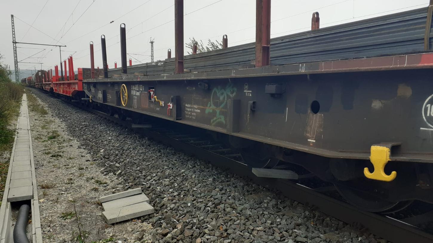 Güterwaggons abgekoppelt und Betonplatten auf Schienen gelegt