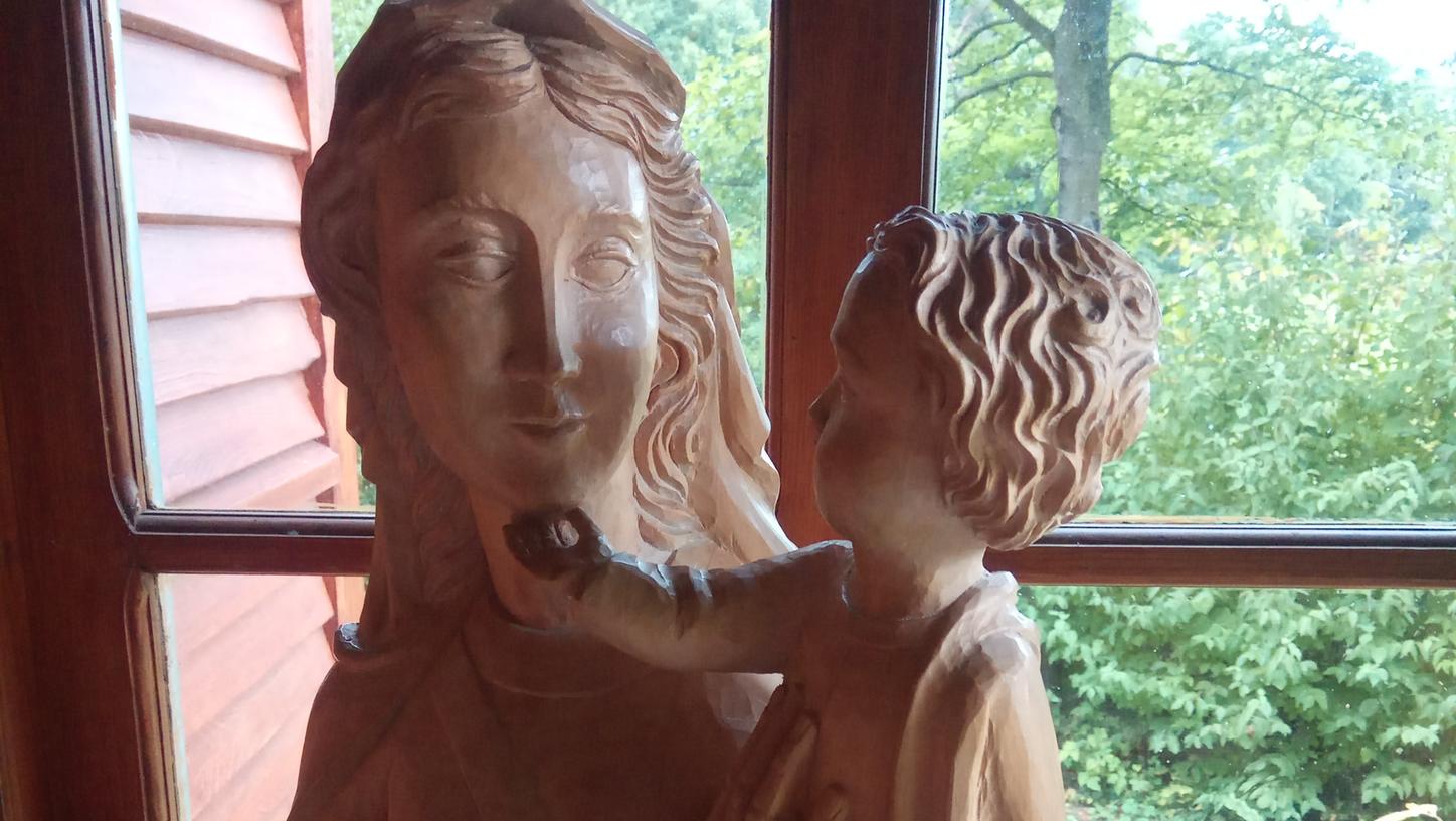 Die neue Mutter Gottes Statue ist ein Geschenk von Elisabeth Steinbach aus Nürnberg.