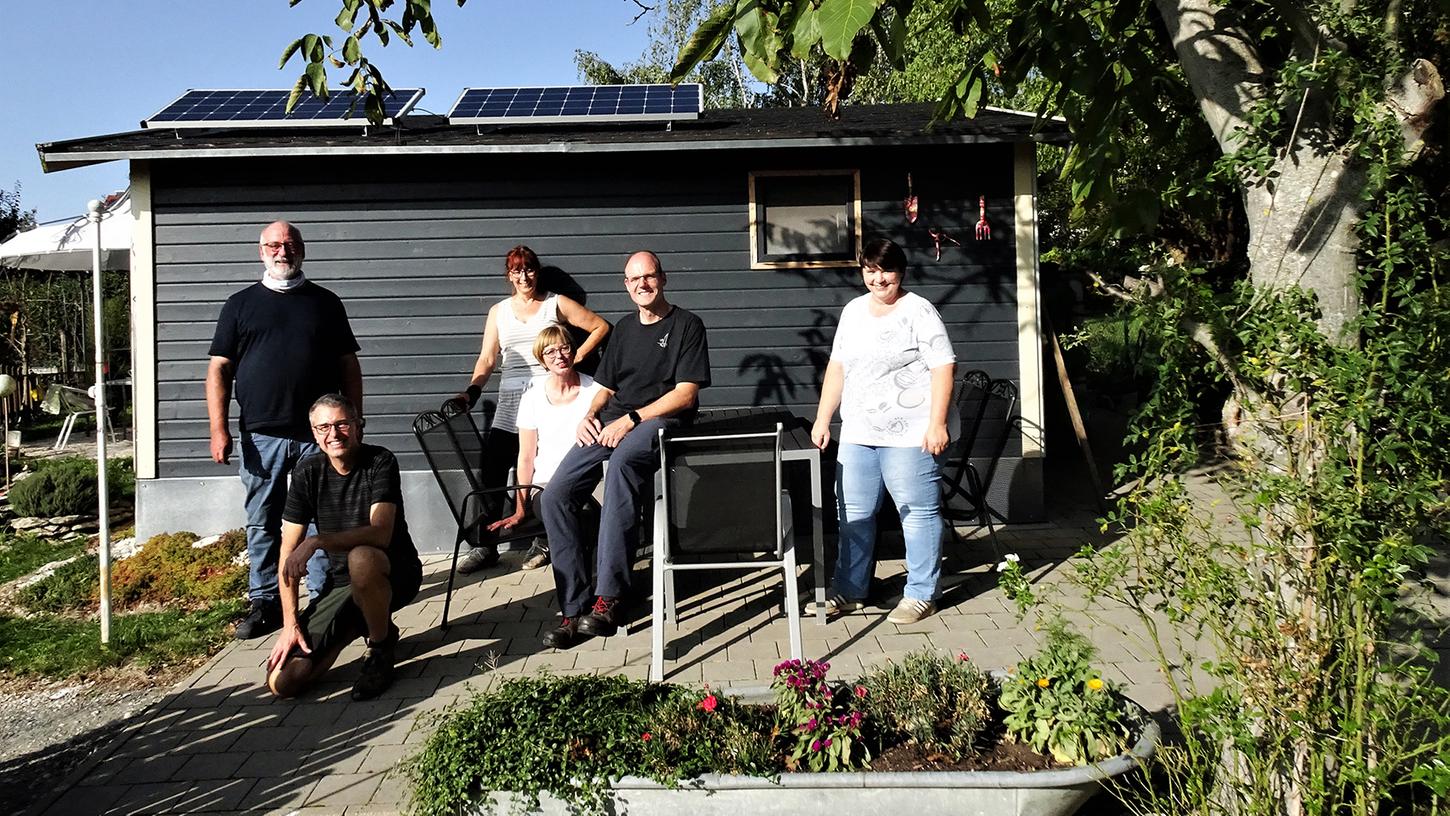 Siemens-Mitarbeiter spenden Solarmodule für Demenz-Sinnesgarten in Schlaifhausen