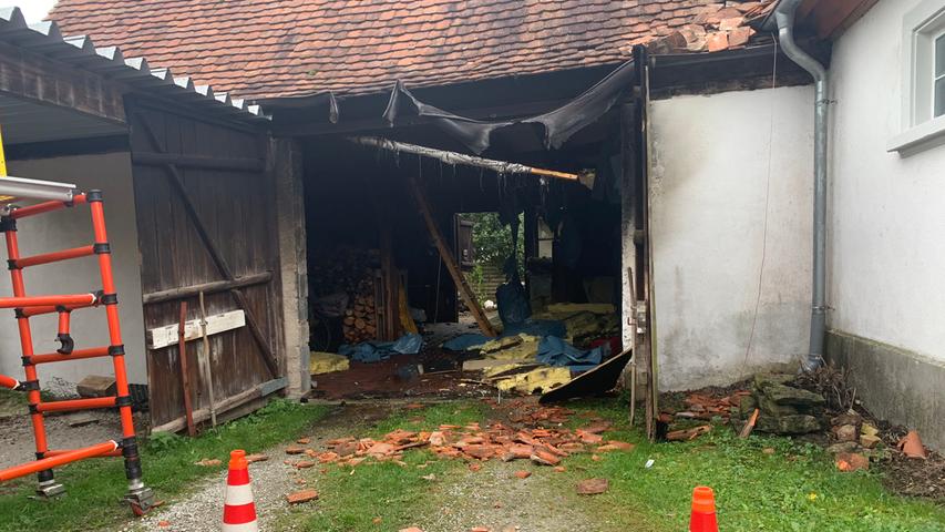 Feuer griff auf Wohnhaus über: Bewohner erlitt Schock