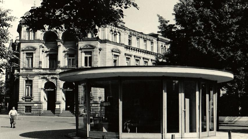Der Verkaufspavillon der Möbelwerkstätten Just Heinrich Schmidt am Schönleinsplatz im Jahre 1953.