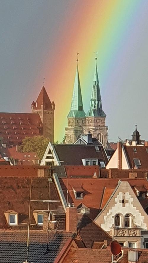 Der beeindruckende Regenbogen scheint direkt aus der Burg zu kommen.