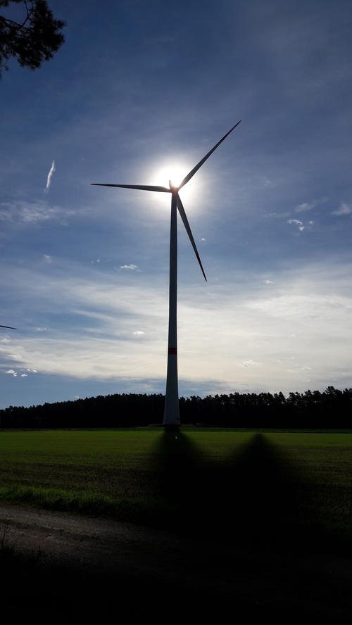 Warum immer nur eine Energieform? In Neuendettelsau setzt man auf die Kombination aus Wind und Sonne...