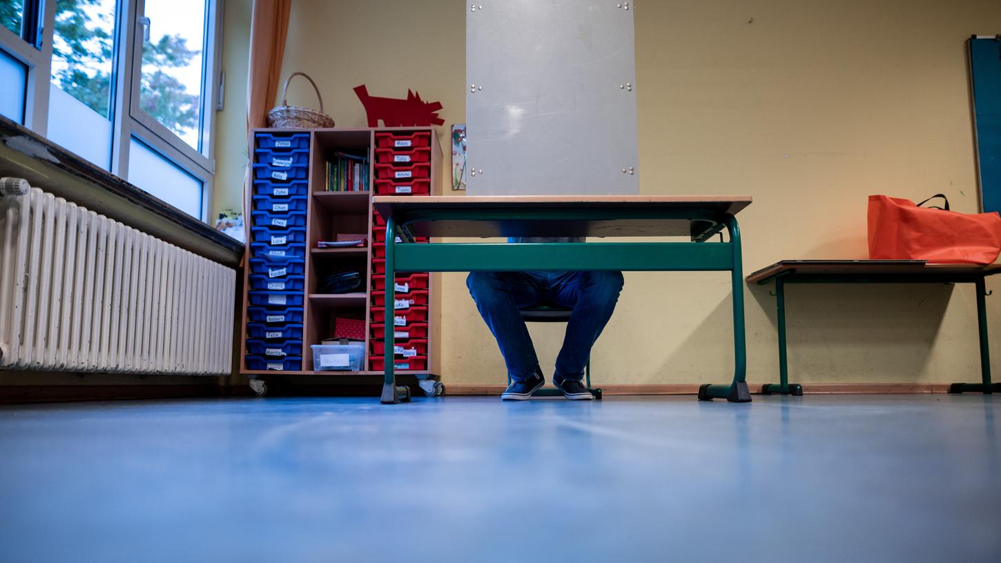 In der Wahlkabine kann man geheim seine Kreuze machen.
In der Wahlkabine kann man geheim seine Kreuze machen.
