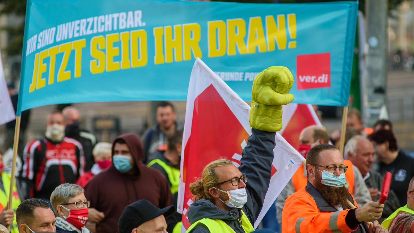 Die Gewerkschaft ver.di fordert mehr Geld für die Beschäftigten im öffentlichen Dienst der Kommunen und des Bundes.