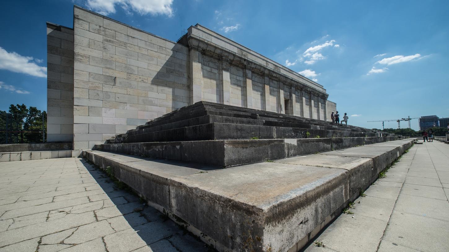 Das Reichsparteitagsgelände stellt ein schweres Erbe für Nürnberg dar, über seine Erhaltung wird regelmäßig diskutiert.