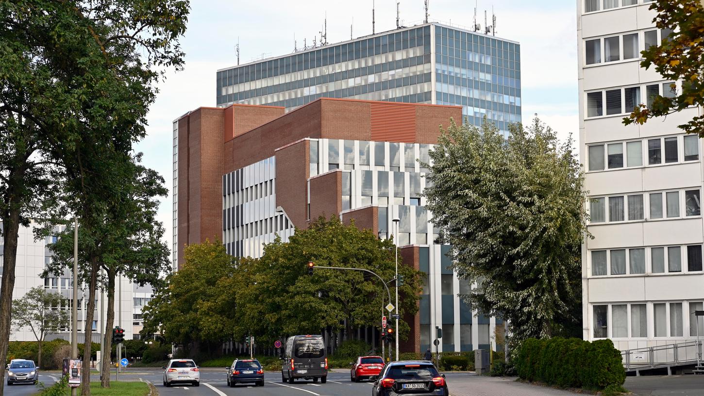 Denkmalgeschützt und nur schwer umzugestalten: Das "blaue Hochhaus" benötigt eine Kernsanierung. Davor die sogenannte "Elefantentreppe". Denkmalgeschützt und nur schwer umzugestalten: Das "blaue Hochhaus" benötigt eine Kernsanierung. Davor die sogenannte "Elefantentreppe".