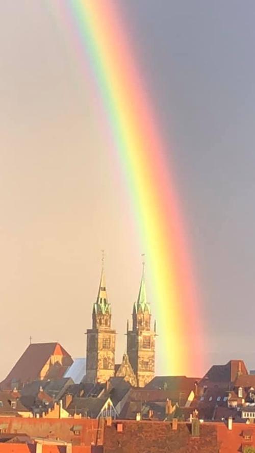 Atemberaubende Bilder: Doppelregenbogen verzaubert Nürnberg