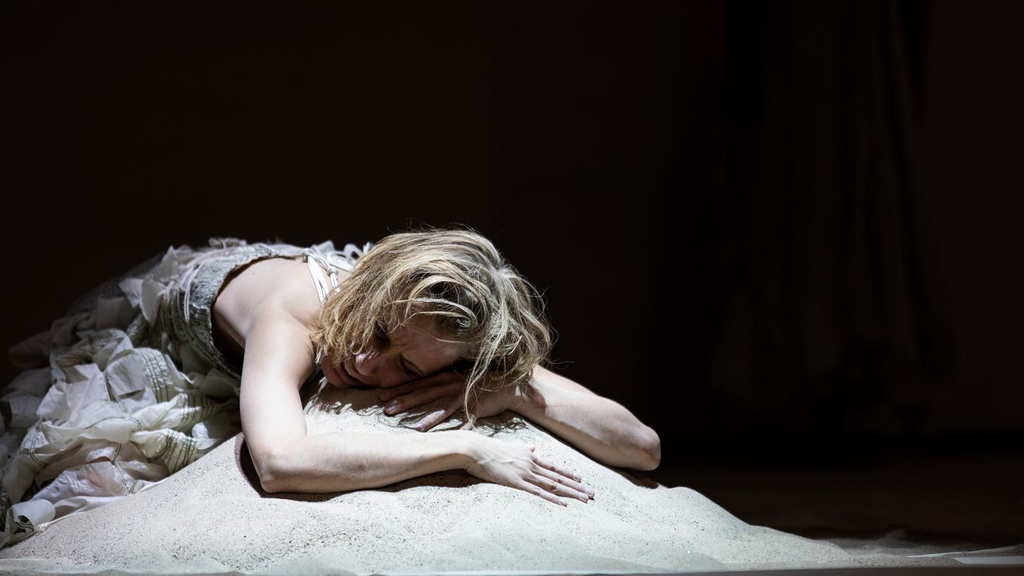 Pauline Kästner spielt in Nürnberg die Antigone. Pauline Kästner spielt in Nürnberg die Antigone.